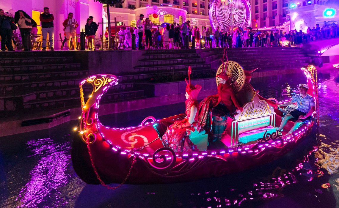 boat-parade-1140x720-2